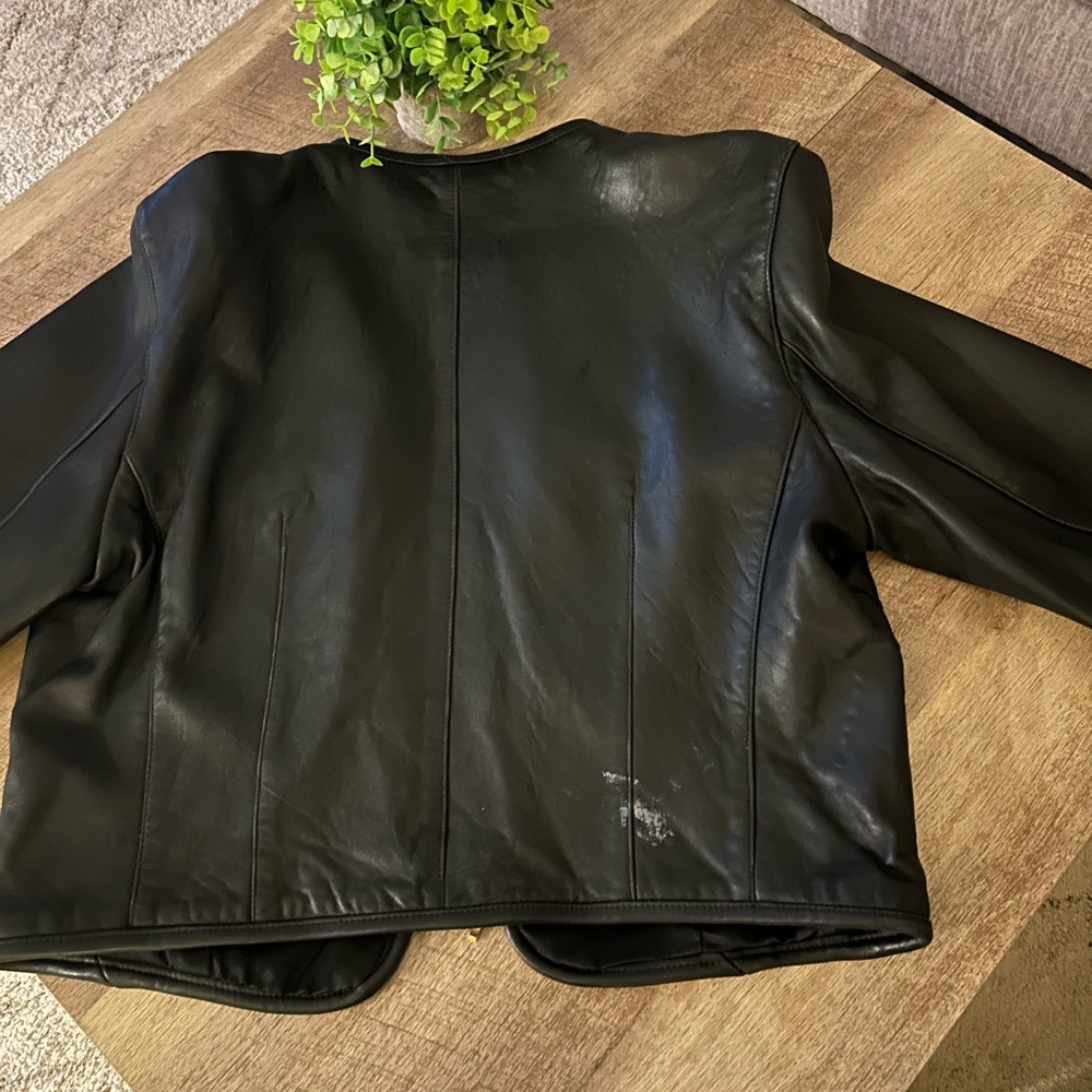 Elegant Black Leather Jacket - Picture 3 of 8